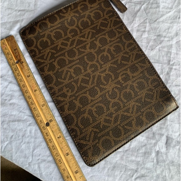 CALVIN KLEIN Signature wristlet,  perfect fit a night out. - Picture 3 of 4